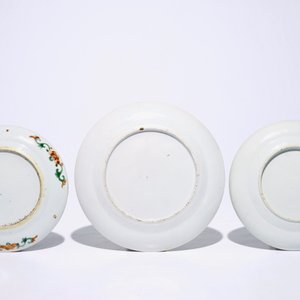 Three Chinese famille rose and verte on yellow ground plates, 19th C. — photo 2