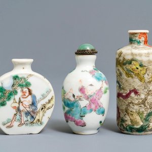 Three Chinese famille rose and verte porcelain snuff bottles, 19/20th C. — photo 1