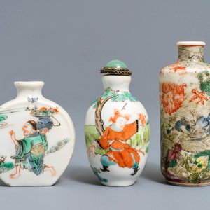 Three Chinese famille rose and verte porcelain snuff bottles, 19/20th C. — photo 2