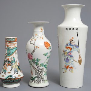 Three Chinese famille rose and verte vases, 19/20th C. — 照片 1