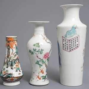 Three Chinese famille rose and verte vases, 19/20th C. — 照片 2