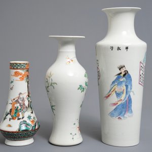 Three Chinese famille rose and verte vases, 19/20th C. — 照片 3