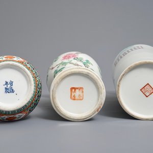 Three Chinese famille rose and verte vases, 19/20th C. — 照片 6