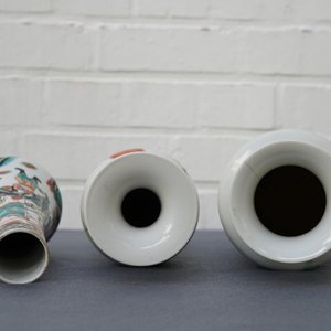 Three Chinese famille rose and verte vases, 19/20th C. — 照片 9