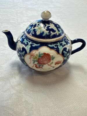 Three Chinese famille rose blue- and yellow-ground teapots and covers for the Straits or Peranakan market, Tongzhi marks, 19th C. — foto 1