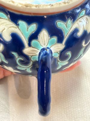 Three Chinese famille rose blue- and yellow-ground teapots and covers for the Straits or Peranakan market, Tongzhi marks, 19th C. — foto 11