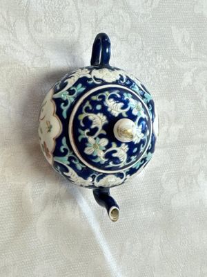 Three Chinese famille rose blue- and yellow-ground teapots and covers for the Straits or Peranakan market, Tongzhi marks, 19th C. — foto 12