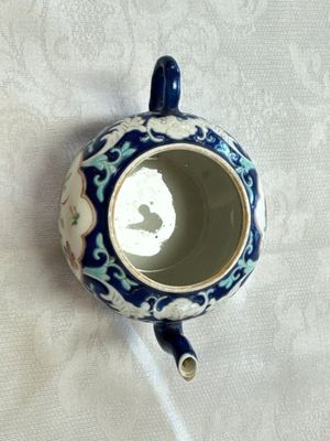 Three Chinese famille rose blue- and yellow-ground teapots and covers for the Straits or Peranakan market, Tongzhi marks, 19th C. — foto 13