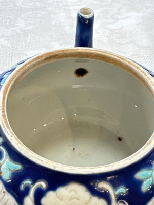 Three Chinese famille rose blue- and yellow-ground teapots and covers for the Straits or Peranakan market, Tongzhi marks, 19th C. — foto 14