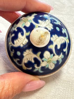 Three Chinese famille rose blue- and yellow-ground teapots and covers for the Straits or Peranakan market, Tongzhi marks, 19th C. — foto 15