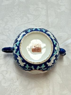 Three Chinese famille rose blue- and yellow-ground teapots and covers for the Straits or Peranakan market, Tongzhi marks, 19th C. — foto 20