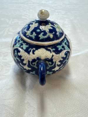 Three Chinese famille rose blue- and yellow-ground teapots and covers for the Straits or Peranakan market, Tongzhi marks, 19th C. — foto 2