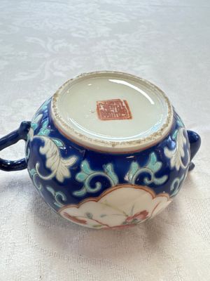 Three Chinese famille rose blue- and yellow-ground teapots and covers for the Straits or Peranakan market, Tongzhi marks, 19th C. — foto 21