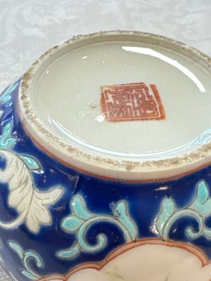 Three Chinese famille rose blue- and yellow-ground teapots and covers for the Straits or Peranakan market, Tongzhi marks, 19th C. — foto 22