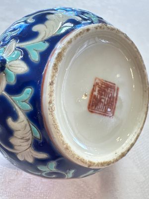 Three Chinese famille rose blue- and yellow-ground teapots and covers for the Straits or Peranakan market, Tongzhi marks, 19th C. — foto 23
