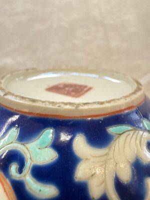 Three Chinese famille rose blue- and yellow-ground teapots and covers for the Straits or Peranakan market, Tongzhi marks, 19th C. — foto 24