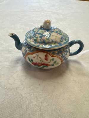 Three Chinese famille rose blue- and yellow-ground teapots and covers for the Straits or Peranakan market, Tongzhi marks, 19th C. — foto 25