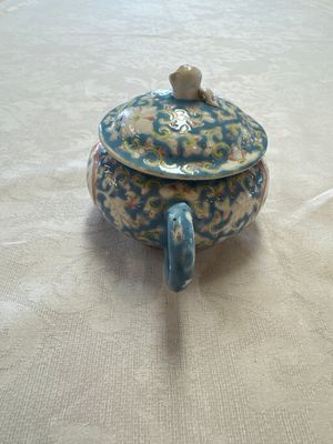 Three Chinese famille rose blue- and yellow-ground teapots and covers for the Straits or Peranakan market, Tongzhi marks, 19th C. — foto 26