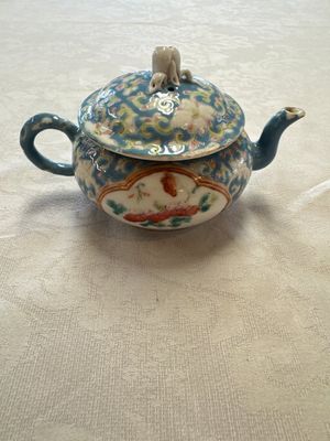 Three Chinese famille rose blue- and yellow-ground teapots and covers for the Straits or Peranakan market, Tongzhi marks, 19th C. — foto 27