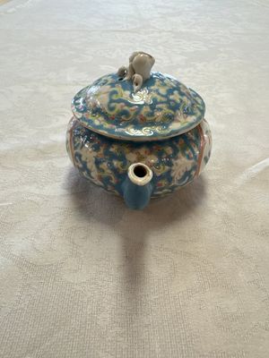 Three Chinese famille rose blue- and yellow-ground teapots and covers for the Straits or Peranakan market, Tongzhi marks, 19th C. — foto 28