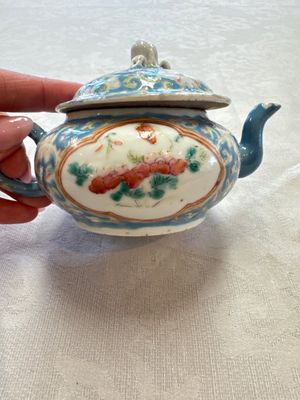 Three Chinese famille rose blue- and yellow-ground teapots and covers for the Straits or Peranakan market, Tongzhi marks, 19th C. — foto 29