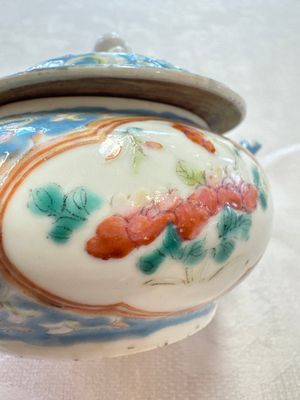 Three Chinese famille rose blue- and yellow-ground teapots and covers for the Straits or Peranakan market, Tongzhi marks, 19th C. — foto 30