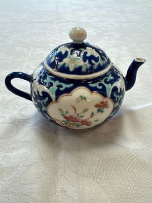 Three Chinese famille rose blue- and yellow-ground teapots and covers for the Straits or Peranakan market, Tongzhi marks, 19th C. — foto 3