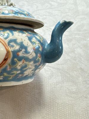 Three Chinese famille rose blue- and yellow-ground teapots and covers for the Straits or Peranakan market, Tongzhi marks, 19th C. — foto 31