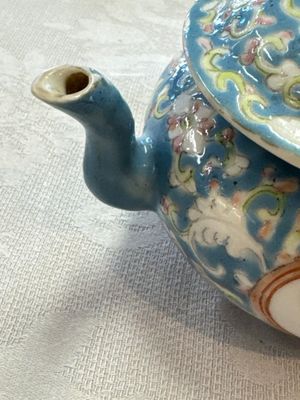 Three Chinese famille rose blue- and yellow-ground teapots and covers for the Straits or Peranakan market, Tongzhi marks, 19th C. — foto 32