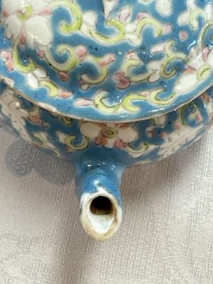 Three Chinese famille rose blue- and yellow-ground teapots and covers for the Straits or Peranakan market, Tongzhi marks, 19th C. — foto 33