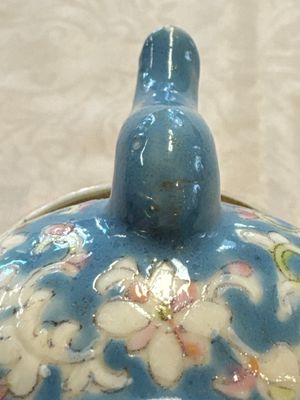 Three Chinese famille rose blue- and yellow-ground teapots and covers for the Straits or Peranakan market, Tongzhi marks, 19th C. — foto 34