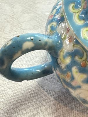 Three Chinese famille rose blue- and yellow-ground teapots and covers for the Straits or Peranakan market, Tongzhi marks, 19th C. — foto 35