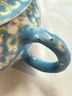 Three Chinese famille rose blue- and yellow-ground teapots and covers for the Straits or Peranakan market, Tongzhi marks, 19th C. — foto 36