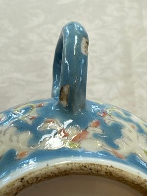 Three Chinese famille rose blue- and yellow-ground teapots and covers for the Straits or Peranakan market, Tongzhi marks, 19th C. — foto 37