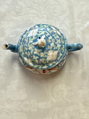Three Chinese famille rose blue- and yellow-ground teapots and covers for the Straits or Peranakan market, Tongzhi marks, 19th C. — foto 38