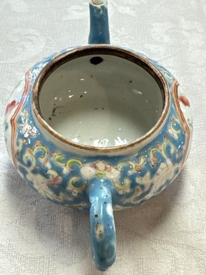 Three Chinese famille rose blue- and yellow-ground teapots and covers for the Straits or Peranakan market, Tongzhi marks, 19th C. — foto 39