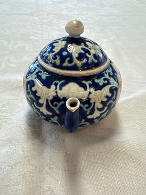 Three Chinese famille rose blue- and yellow-ground teapots and covers for the Straits or Peranakan market, Tongzhi marks, 19th C. — foto 4