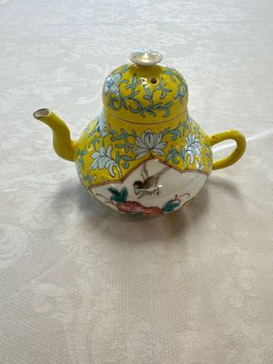 Three Chinese famille rose blue- and yellow-ground teapots and covers for the Straits or Peranakan market, Tongzhi marks, 19th C. — foto 47