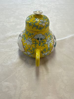 Three Chinese famille rose blue- and yellow-ground teapots and covers for the Straits or Peranakan market, Tongzhi marks, 19th C. — foto 48