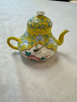 Three Chinese famille rose blue- and yellow-ground teapots and covers for the Straits or Peranakan market, Tongzhi marks, 19th C. — foto 49