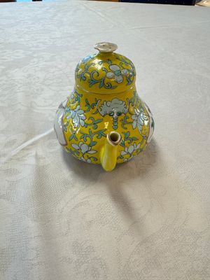 Three Chinese famille rose blue- and yellow-ground teapots and covers for the Straits or Peranakan market, Tongzhi marks, 19th C. — foto 50