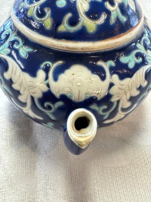 Three Chinese famille rose blue- and yellow-ground teapots and covers for the Straits or Peranakan market, Tongzhi marks, 19th C. — foto 5