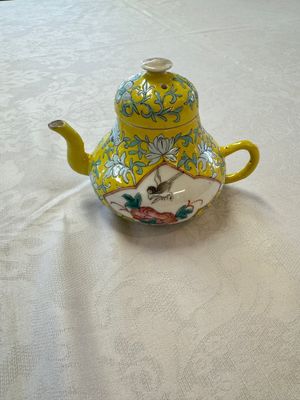 Three Chinese famille rose blue- and yellow-ground teapots and covers for the Straits or Peranakan market, Tongzhi marks, 19th C. — foto 51