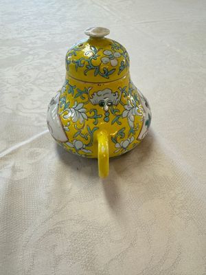 Three Chinese famille rose blue- and yellow-ground teapots and covers for the Straits or Peranakan market, Tongzhi marks, 19th C. — foto 52