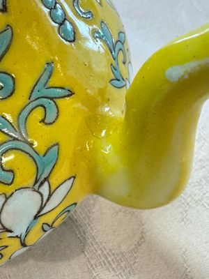 Three Chinese famille rose blue- and yellow-ground teapots and covers for the Straits or Peranakan market, Tongzhi marks, 19th C. — foto 54