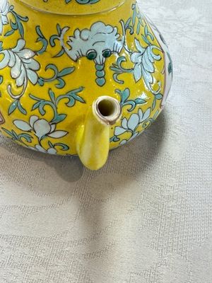 Three Chinese famille rose blue- and yellow-ground teapots and covers for the Straits or Peranakan market, Tongzhi marks, 19th C. — foto 55