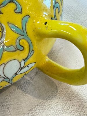 Three Chinese famille rose blue- and yellow-ground teapots and covers for the Straits or Peranakan market, Tongzhi marks, 19th C. — foto 57