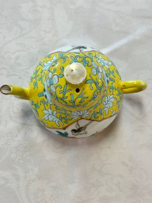 Three Chinese famille rose blue- and yellow-ground teapots and covers for the Straits or Peranakan market, Tongzhi marks, 19th C. — foto 60