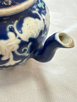 Three Chinese famille rose blue- and yellow-ground teapots and covers for the Straits or Peranakan market, Tongzhi marks, 19th C. — foto 6