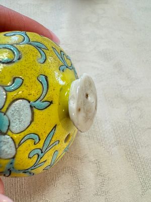 Three Chinese famille rose blue- and yellow-ground teapots and covers for the Straits or Peranakan market, Tongzhi marks, 19th C. — foto 62